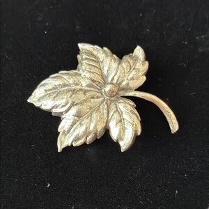 Elegant vintage Leaf Brooch in sterling silver